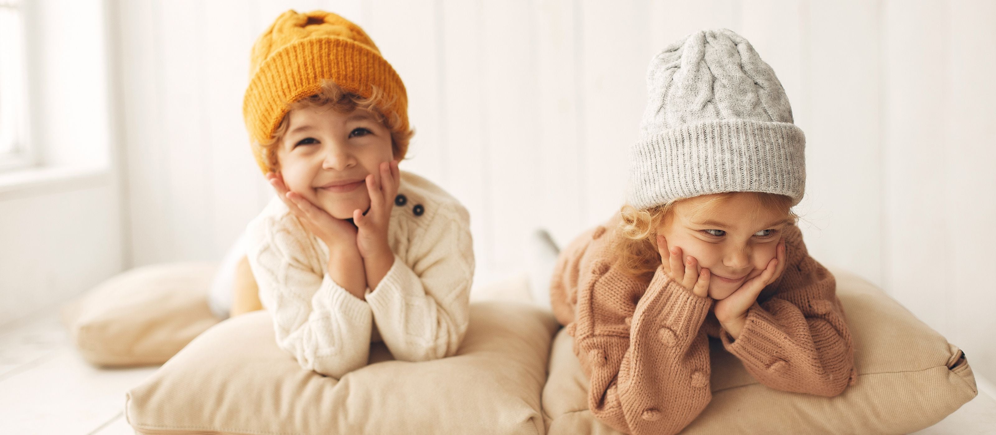 twee kinderen op een ligkussen