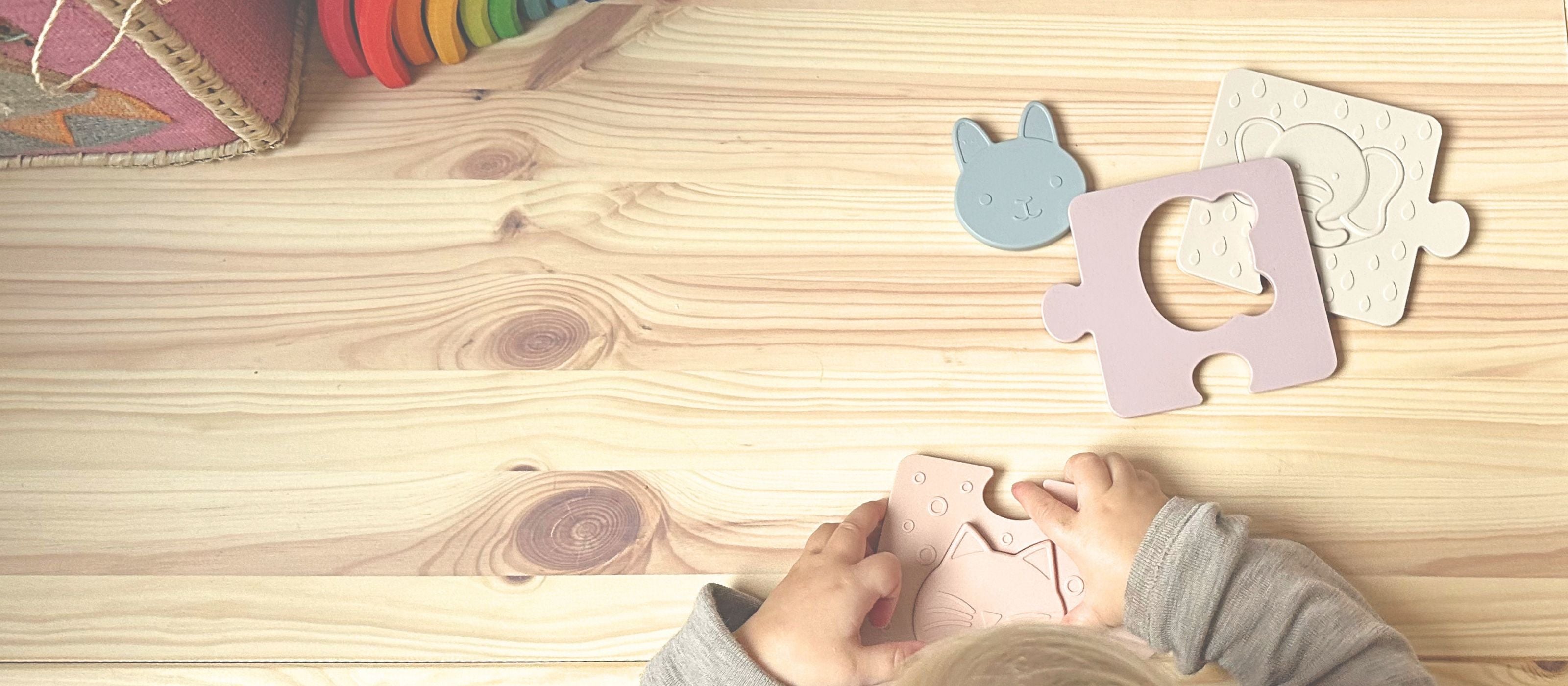 peuter puzzelt met siliconen dieren puzzel roze