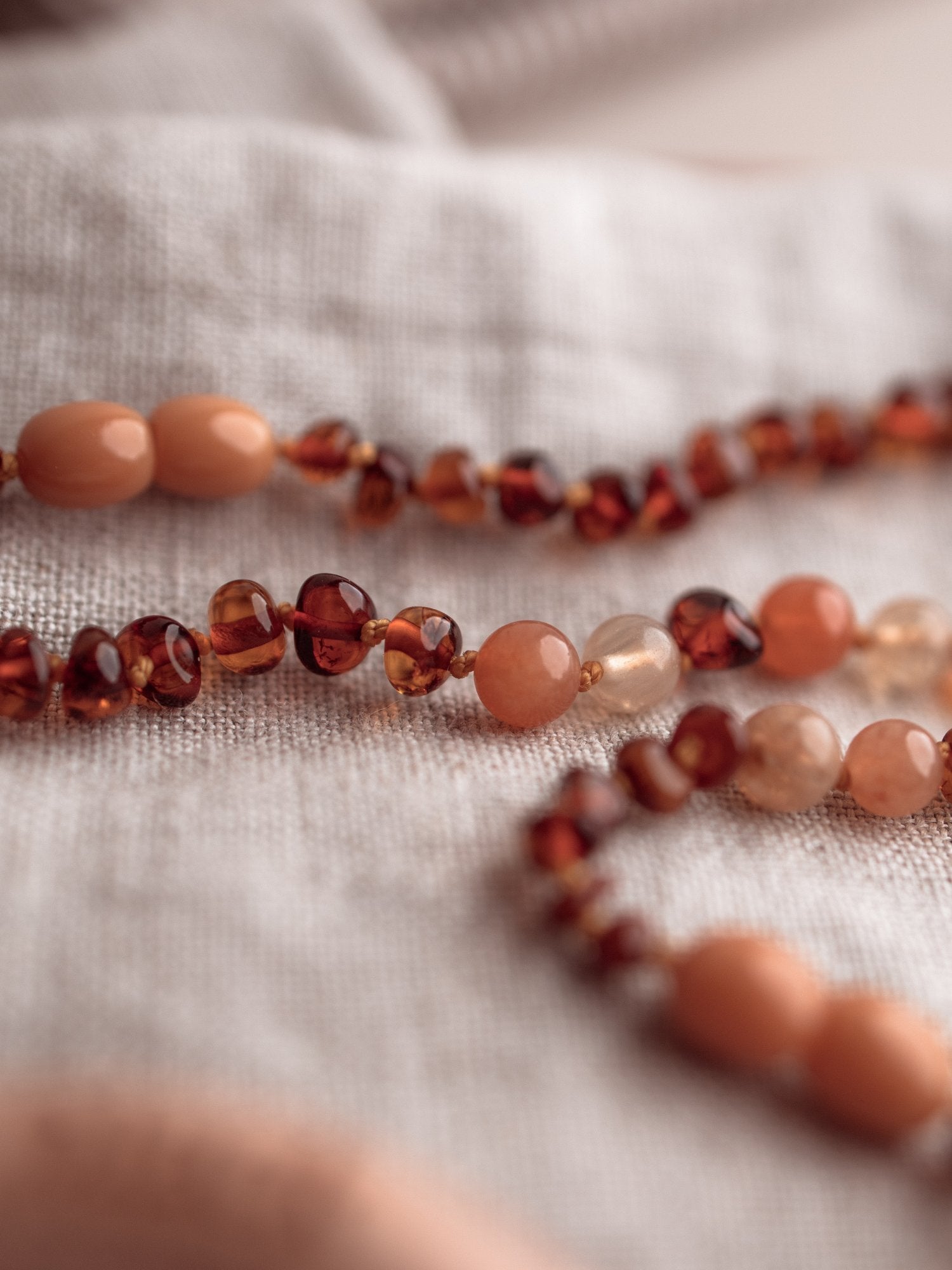 Barnsteen ketting kind - cognac en aventurijn - 32 cm - Jean's goods