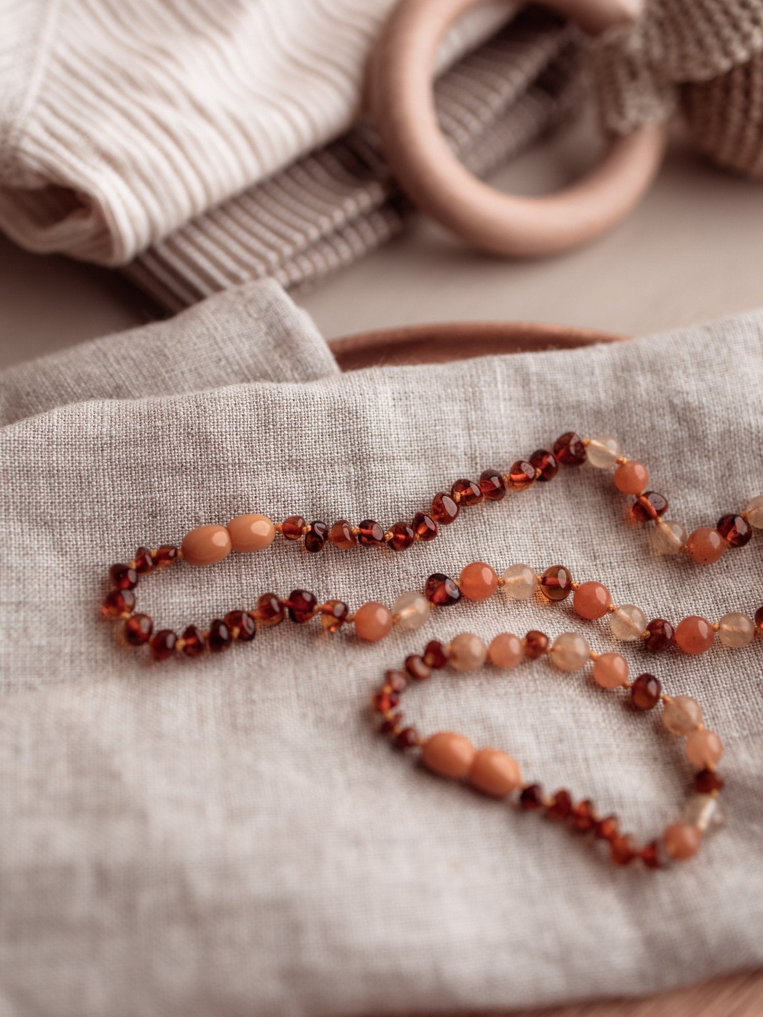 Barnsteen ketting kind - cognac en aventurijn - 32 cm - Jean's goods