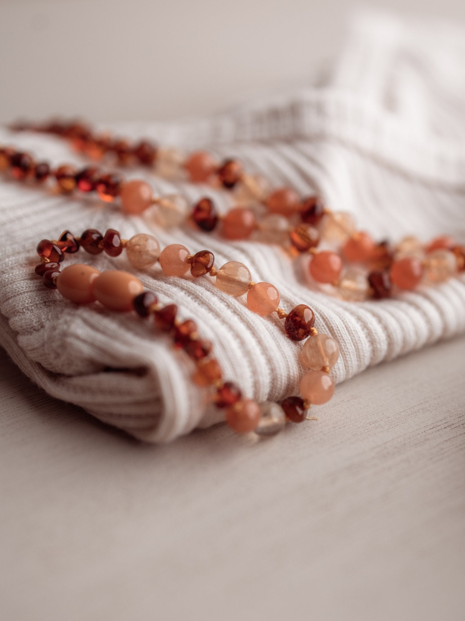 Barnsteen ketting kind - cognac en aventurijn - 32 cm - Jean's goods