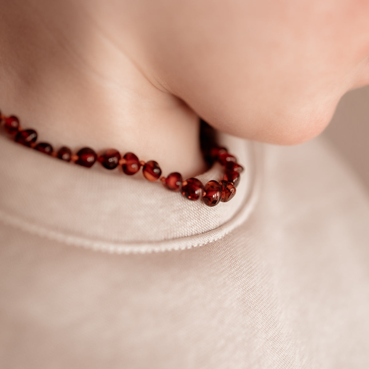Barnsteen ketting kind - cognac - 32 cm - Jean's goods